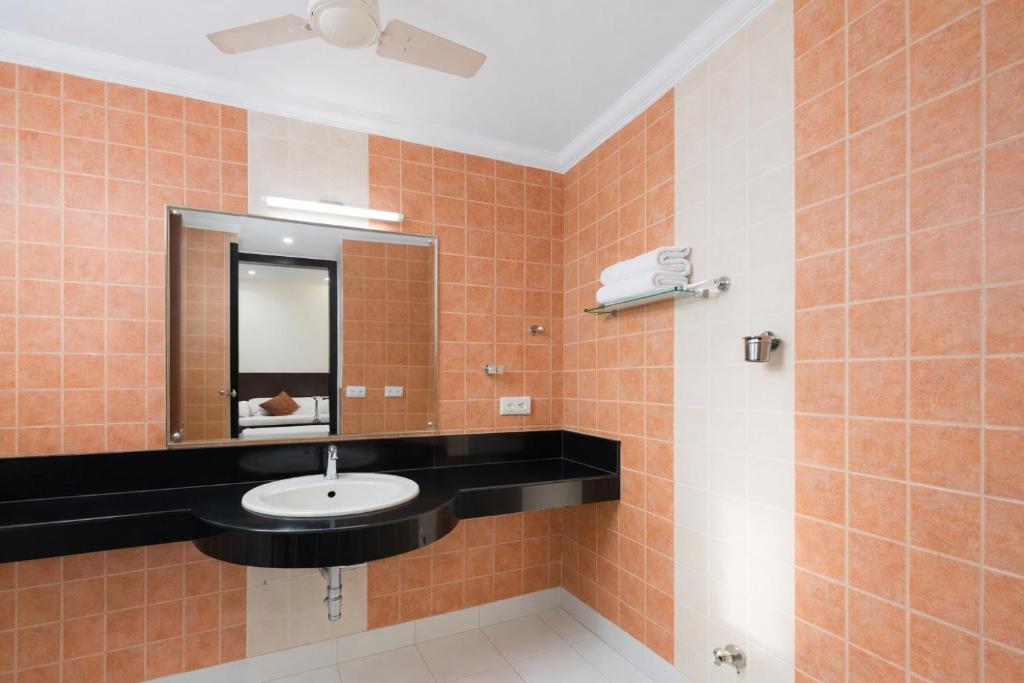 Deluxe Room Bathroom